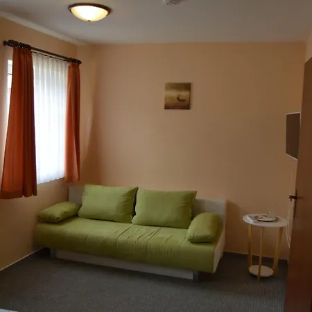 Garni B R O C K E N H E X E *