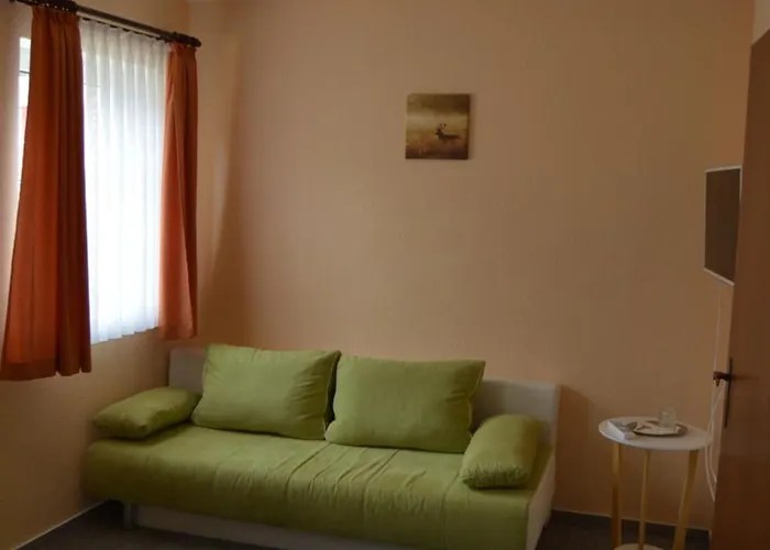 Garni B R O C K E N H E X E *